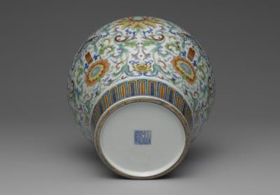 图片[2]-Lidded jar with decoration of Indian lotus scrolls in doucai polychrome enamels, Qing dynasty, Qianlong reign (1736-1795)-China Archive